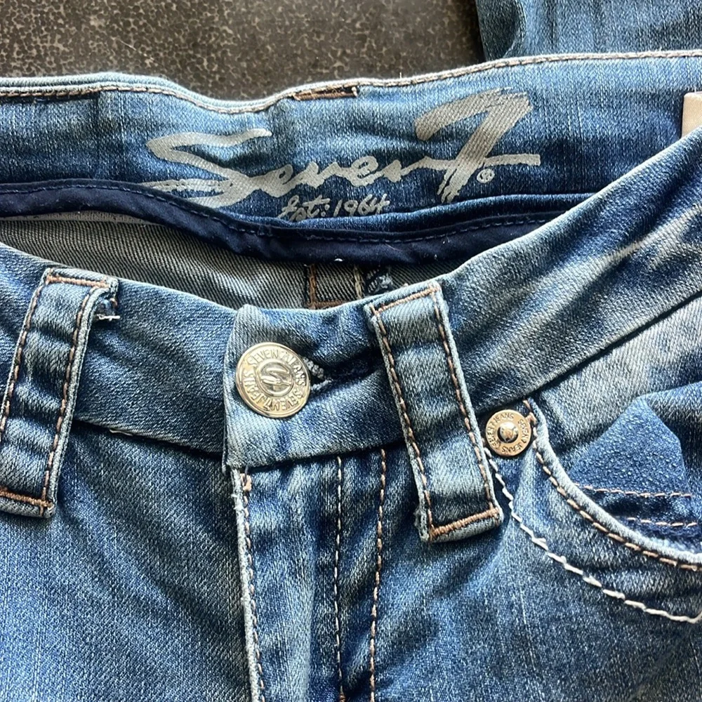 Seven7 Women's Classic Blue slim boot cut jeans size 6